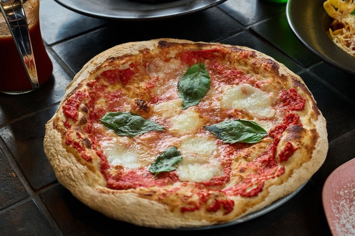 Pizza Margherita clásica, colores rojo-blanco-verde